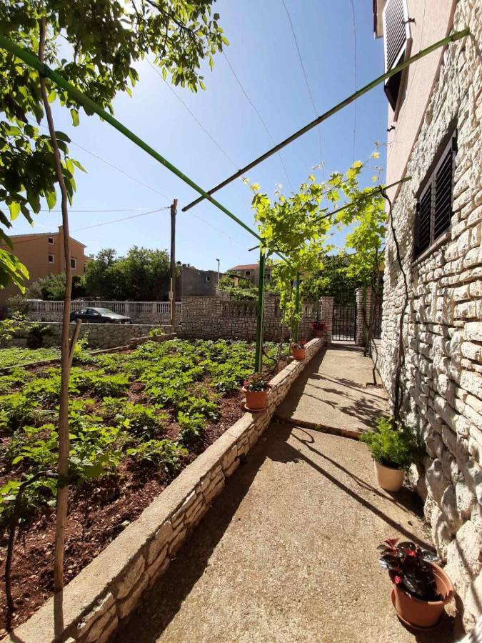 Apartments Izabela Muzic-Fornaric Cres Exterior photo